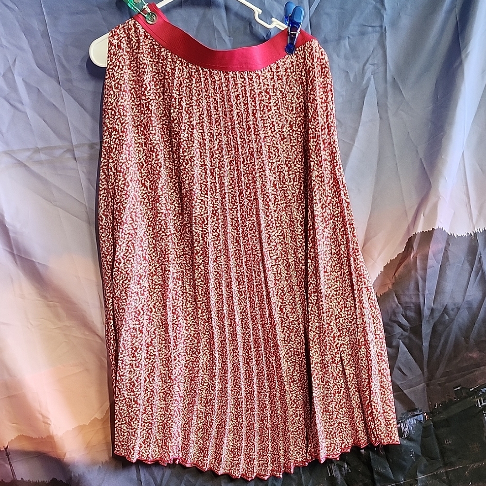 *Nwot Vince Camuto Red and White Pleated Skirt
